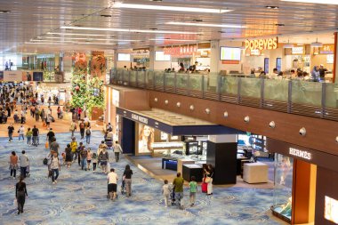 Singapur - 5 Haziran 2024: Singapur Changi Havaalanı vergisiz alışveriş alanı. Changi Havalimanı Asya 'daki en büyük havaalanlarından biridir..