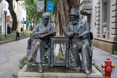 Guangzhou, Çin - 6 Haziran 2024: Çin ve Avrupa kültürleri hakkında bronz heykel - Shamian Adası, Guangzhou, Çin 'de sokak sanatı.