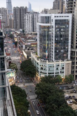 Guangzhou, Çin - 6 Haziran 2024: Guangzhou 'daki kentsel mimari manzara hareketli