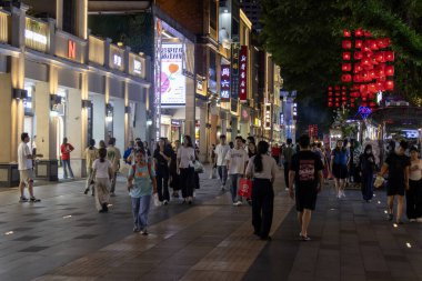 Guangzhou, Çin - 6 Haziran 2024: Guangzhou 'da Pekin caddesinde yürüyen insanlar. Bu sokakta tanınmış markalardan geleneksel kıyafetlere kadar her şey var.