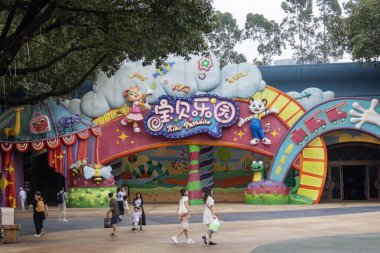 Guangzhou, Çin - 8 Haziran 2024: Guangzhou, Çin 'deki Chimelong tema parkı manzarası.