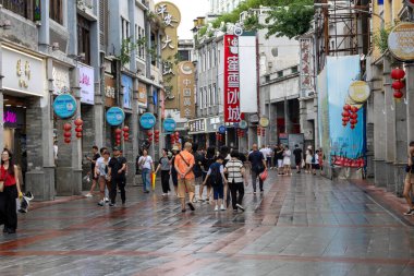 Guangzhou, Çin - 9 Haziran 2024: Çin 'in Guangzhou kentindeki ShangXiaJiu Pedestrian Caddesi' nde insanlar alışveriş yapıyor. Bu cadde yaklaşık 800 metre uzunluğunda ve her iki tarafında 250 dükkan var.