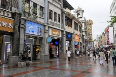 Guangzhou, Çin - 9 Haziran 2024: Çin 'in Guangzhou kentindeki ShangXiaJiu Pedestrian Caddesi' nde insanlar alışveriş yapıyor. Bu cadde yaklaşık 800 metre uzunluğunda ve her iki tarafında 250 dükkan var.