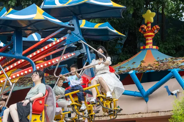 Guangzhou, Çin - 8 Haziran 2024: Guangzhou, Çin 'deki Chimelong tema parkı manzarası.