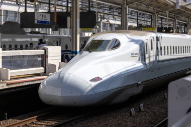 Okayama, Japonya - 10 Mayıs 2024: Okayama İstasyonu, Japonya 'ya yaklaşan mermi treni. Tokyo 'dan gelen Shinkansen trenleriyle kavşak oluşturan önemli bir istasyondur.