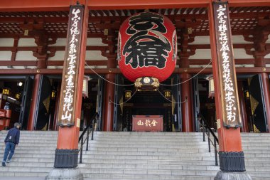 Tokyo, Japonya - 11 Mayıs 2024: Tokyo tapınağındaki tarihi mimari. 645 yılında kurulan Sensoji Tapınağı, Tokyo 'daki en eski tapınaktır..