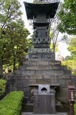 Tokyo, Japonya-11 Mayıs 2024: Asakusa 'daki Sensoji Kannon tapınağında Japon kozmolojisinin beş elementini temsil eden hokyoin-to büyük bronz pagoda. Tokyo