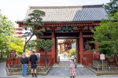 Tokyo, Japonya-11 Mayıs 2024: Asakusa Kannon Tapınağı 'nın doğu kapısı Nitenmon om Tokyo. Asakusa Kannon tapınağı Tokyo 'daki en eski Budist tapınağıdır.