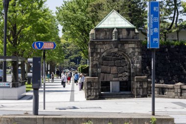 Tokyo, Japonya-11 Mayıs 2024: Tokyo 'daki Wadakuramon kapısının görüntüsü. Edo Kalesi 'nin Wadakuramon kapısı tipik bir kumagata toraguchi ve muhteşem bir taş duvardır..