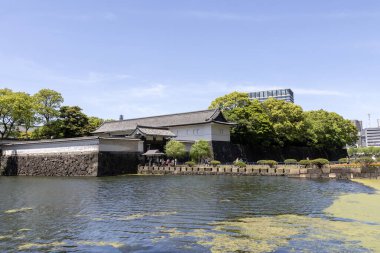 Tokyo, Japonya... 11 Mayıs 2024 Tokyo İmparatorluk Sarayı 'nın ana girişi. Doğu Ulusal Bahçeleri, doğal güzellik ve modern ufuk çizgisinin karışımıyla huzurlu ve tarihi bir bahçedir.