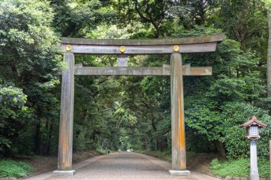 Tokyo, Japonya - 12 Mayıs 2024: Tokyo, Japonya 'daki Meiji Jingu Tapınağı' nın girişinde duran Torii Kapısı. İmparator Meiji ve eşinin tanrılaştırılmış ruhlarına adanmıştır.,