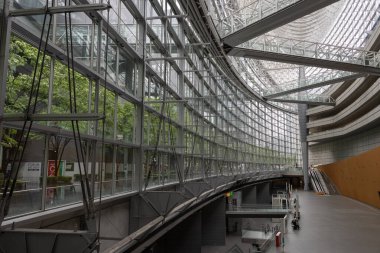 Tokyo, Japonya - 13 Mayıs 2024: Japonya 'daki Tokyo Uluslararası Forum' un halka açık salonu. Modern mimarinin harika bir örneği..