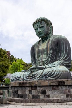 Kamakura, Japonya- 14 Mayıs 2024: Kamakura, Japonya 'daki Kamakura tapınağındaki Kamakura Daibutsu heykeli