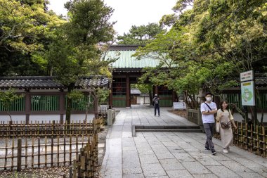 Kamakura, Japonya - 14 Mayıs 2024: Kotokuin Tapınağı Büyük Buda, Kamakura, Japonya ile ünlü kapısı