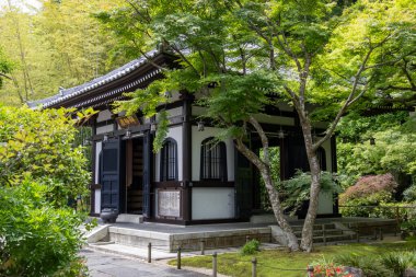 Kamakura, Japonya - 14 Mayıs 2024: Japonya, Kamakura 'daki Hasedera Tapınağı' ndaki Mani Wheel House. Bu Sutras salonu, Hasedera tapınağının zemininde Sutra döner tekerleklerinde antik Sutra saklıyordu.