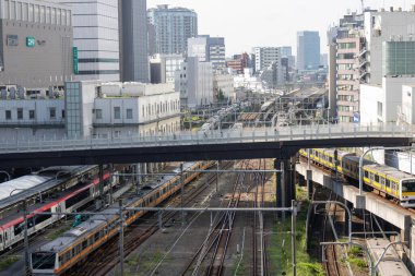 Tokyo, Japonya - 15 Mayıs 2024: Tokyo, Japonya 'daki Shinjuku tren istasyonuna yaklaşan trenler. Shinjuku Japonya 'daki en büyük tren istasyonlarından biridir..