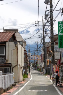 Shimoyoshida, Japonya - 15 Mayıs 2024: Shimoyoshida, Japonya 'daki Nishi Ura Doori Caddesi' nden Fuji Dağı 'na doğru bakın. Şehir ve Mt. Dağın çarpıcı derecede fotojenik bir manzarası var. Fuji