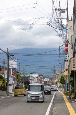 Shimoyoshida, Japonya - 15 Mayıs 2024: Shimoyoshida Honcho Caddesi 'nden Fuji Dağı' na doğru bakın. Bu yol Fuji Dağı 'nı ve şehri birbirine bağlar.