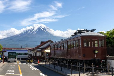 Kawaguchiko, Japonya - 16 Mayıs 2024: Kawaguchiko İstasyonu önünde korunmuş eski bir tren. Mo1 Fuji Sanroku Electric Railway tarafından üretilen yeni bir araç..