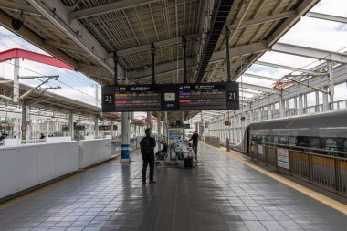 Okayama, Japonya - 9 Mayıs 2024: İnsanlar Japonya 'daki Okayama tren istasyonunda tren bekliyor.