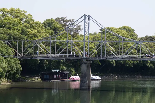 Okayama, Japonya - 10 Mayıs 2024: Okayama City, Japonya 'daki Asahi nehri üzerindeki Tsukimi köprüsü. Okayama 'daki Tsukimi-bashi köprüsü Okayama' yı birbirine bağlıyor.