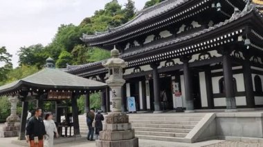 Kamakura, Japonya - 14 Mayıs 2024: Kamakura, Japonya 'daki Hasedera tapınağının görüntüsü. Hasedera tapınağı 11 başlı Kannon heykeliyle ünlüdür.