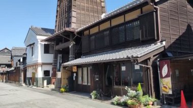 Kawagoe, Japonya- 17 Mayıs 2024: Japonya 'nın Saitama ilindeki Kawagoe şehri. Time 's Bell adında çan kulesi olan küçük bir caddenin manzarası.
