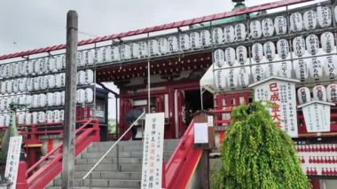 Tokyo, Japonya - 13 Mayıs 2024: Shinobazunoike Benten-do, Ueno Park, Tokyo. Akan her şeyin Japon tanrıçası Benzaiten 'e ithaf edilmiştir.