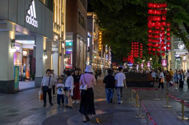 Guangzhou, Çin - 6 Haziran 2024: Guangzhou 'da Pekin caddesinde yürüyen insanlar. Bu sokakta tanınmış markalardan geleneksel kıyafetlere kadar her şey var.