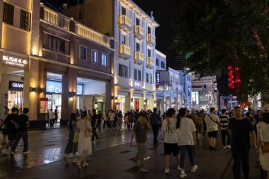 Guangzhou, Çin - 6 Haziran 2024: Guangzhou 'da Pekin caddesinde yürüyen insanlar. Bu sokakta tanınmış markalardan geleneksel kıyafetlere kadar her şey var.