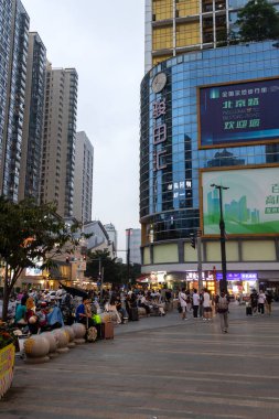 Guangzhou, Çin - 7 Haziran 2024: Guangzhou 'da Pekin caddesinde yürüyen insanlar. Bu sokakta tanınmış markalardan geleneksel kıyafetlere kadar her şey var.