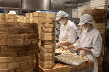 Guangzhou, Çin-7 Haziran 2014: Guangzhou, Çin 'de bir restoranda yemek hazırlığı.