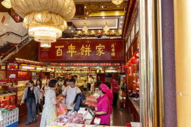 Guangzhou, Çin-7 Haziran 2014: Guangzhou, Çin 'deki Lian Xiang Lou restoranının iç manzarası. Lian Xiang Lou, 1889 yılında kurulmuş bir markadır.