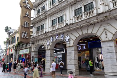 Guangzhou, Çin - 9 Haziran 2024: Çin 'in Guangzhou kentindeki ShangXiaJiu Pedestrian Caddesi' nde insanlar alışveriş yapıyor. Bu cadde yaklaşık 800 metre uzunluğunda ve her iki tarafında 250 dükkan var.