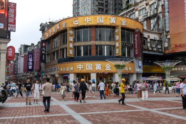 Guangzhou, Çin-7 Haziran 2014: Yayalar Şangxiajiu Caddesi 'nden geçiyor. Sokak şehrin ana alışveriş bölgesidir..