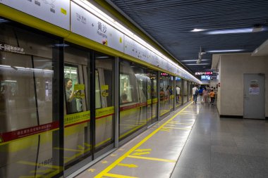 Guangzhou, Çin - 7 Haziran 2024: Guangzhou, Çin metro istasyonu manzarası. Guangzhou Metro 621 km uzunluğunda 16 hattın sahibi.