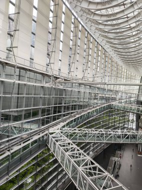 Tokyo, Japonya - 13 Mayıs 2024: Japonya 'daki Tokyo Uluslararası Forum' un halka açık salonu. Modern mimarinin harika bir örneği..