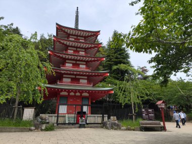 Shimoyoshida, Japonya - 15 Mayıs 2024: Shimoyoshida, Japonya 'daki ünlü Chureito Pagoda' nın detayları. Chureito Pagoda aşağıdan 398 taş basamağın tepesinde.