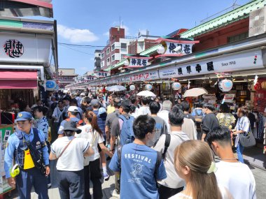 Tokyo, Japonya- 18 Mayıs 2024: Turist ve yerel halk Nakamise Dori Caddesi 'ni Asakusa, Tokyo' daki Senso-ji tapınağına doğru sürdü.