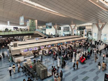 Tokyo, Japonya- 19 Mayıs 2024 Haneda havaalanı, Japonya. Haneda Havalimanı yerli ve uluslararası yolculara hizmet veren üç terminalden oluşur.