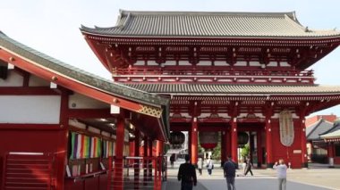 Tokyo, Japonya - 11 Mayıs 2024: Asakusa Dera Senso-ji Tokyo 'daki en eski Budist tapınağıdır. Aslen 645 yılında kurulmuş olup, Asakusa bölgesinin merkezini oluşturur..