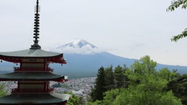Shimoyoshida, Japonya - 15 Mayıs 2024: Japonya 'daki Arakurayama Sengen Parkı' nda Chureito Pagoda ile Fuji Dağı 'nın manzarası