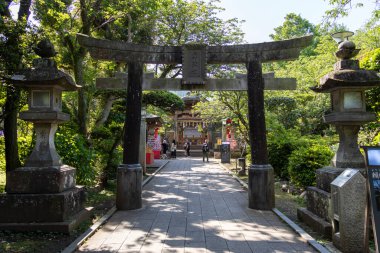 Enoshima, Japonya- 14 Mayıs 2024 Enoshima Tapınağı 'ndaki Okutsumiya Büyük Torii Kapısı. 