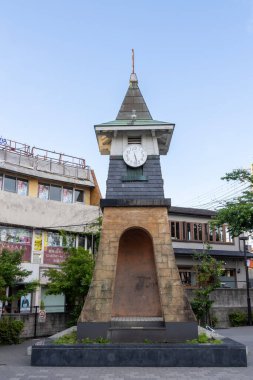 Kamakura, Japonya - 14 Mayıs 2024 Kamakura İstasyonu 'nun batı girişindeki saat kulesi. Eski istasyon binasına yerleştirilen şeyler buraya taşındı..