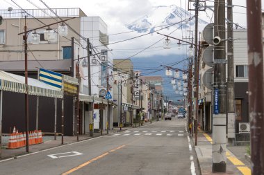 Shimoyoshida, Japonya - 15 Mayıs 2024: Shimoyoshida Honcho Caddesi 'nden Fuji Dağı' na doğru bakın. Bu yol Fuji Dağı 'nı ve şehri birbirine bağlar.