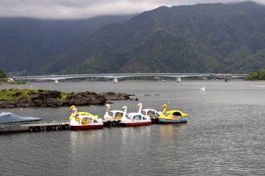 Kawaguchiko, Japonya - 15 Mayıs 2024: Bahar mevsiminde Kawaguchiko Gölü manzarası. Kawaguchiko Gölü beş gölün en ulaşılabilir olanıdır.