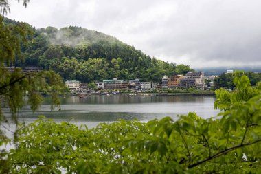 Kawaguchiko, Japonya-16 Mayıs 2024: Kawaguchiko Gölü yakınlarındaki ev ve apartman
