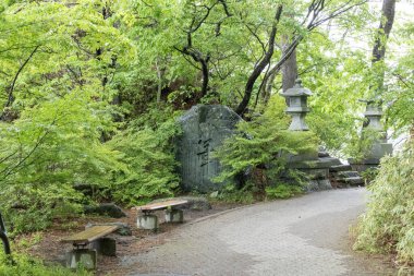 Kawaguchiko, Japonya- 16 Mayıs 2024 Kawaguchiko Gölü 'nün çevresindeki güzel yürüyüş yolu. Kawaguchiko Gölü insana güzel bir panoramik dağ manzarası verir. Fuji