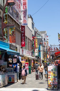 Tokyo, Japonya - 18 Mayıs 2024: Tokyo 'daki Ueno Bölgesi' nde Ameyoko pazarı. Ameyoko bir zamanlar Amerikan deniz piyadelerinin eğlence bölgesiydi şimdi ise egzotik bir Asya pazarı.