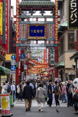 Yokohama, Japonya - 19 Mayıs 2024: Yokohama Çin Mahallesi, Japonya 'ya turistler ziyaret etti. Japoncada Yokohama Chukagai olarak adlandırılır ve Japonya 'daki üç Çin mahallesinden biridir..